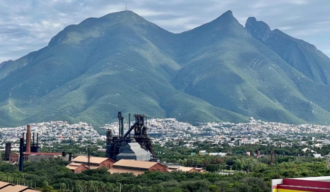 Industrial stylish 3-br. apartment & city views in front of Parque Fundidora & Arena Mty