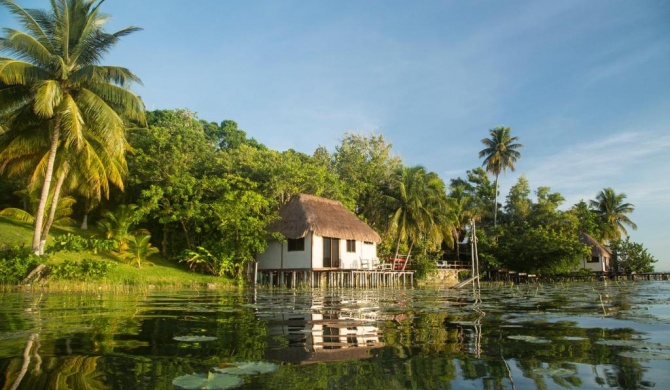 Lagoon Front Hut: Daily Cleaning, Bikes & Kayaks!