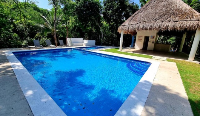 Casa Kuuxum in Playacar Pool ,Tennis, AC, Beach ,5ta, SLEEPS 14