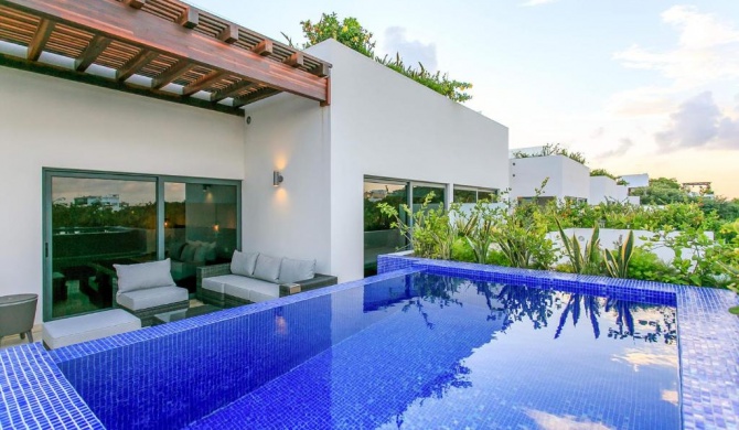 Gorgeous Private Pool with Terrace Steps to Beach and 5th Ave!