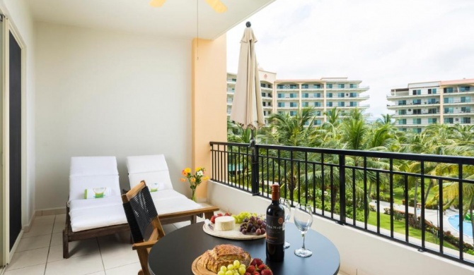 Perfect getaway for two! Wonderful & bright loft, spacious balcony overlooking the pool Beachfront resort