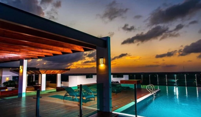 Relax in this stylish Condo with Infinity pools