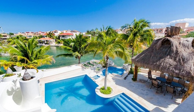 Lagoon & Beach Steps Away 5-bdrm Villa Elegancia