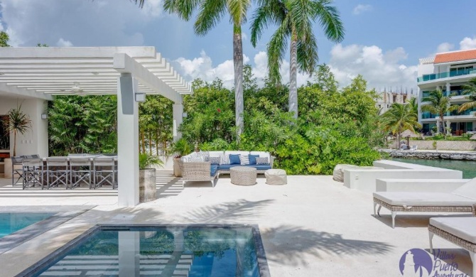 House with private pool, jacuzzi and pier