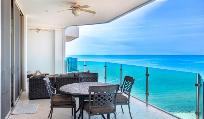 Luxury Beachfront Condo on Sandy Beach