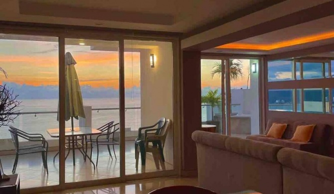 Luxury 3 BR W/ Gorgeous Ocean View & Jacuzzi