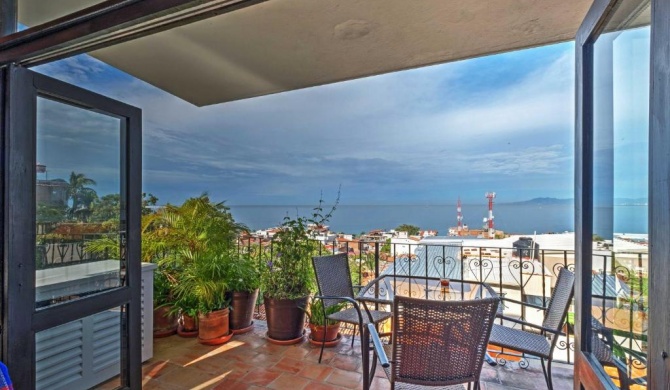 Puerto Vallarta Condo with Bay Views and Pool Access!