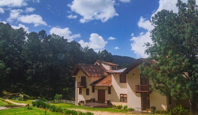 CORTIJO LA CASONA & Bungalow al Pie de la Montaña