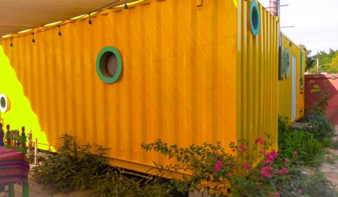 Yellow Submarine Container house by CGglamping