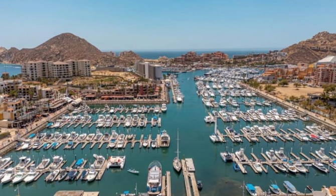 Amazing Cabo Marina condo with private jacuzzi