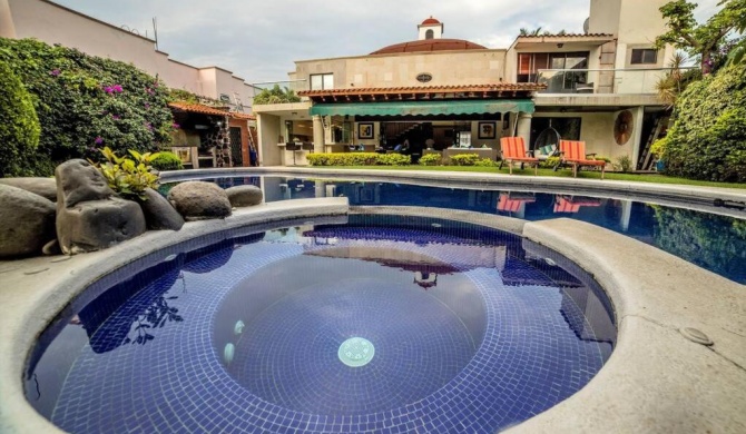 Casa DE LUJO en Lomas de Cuernavaca con jacuzzi.