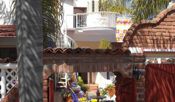 Welcome to Casa Viva Mexico 3-bedrooms 2-bathroms 6-Guests close to Shoping Center & Beach