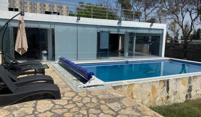 House with pool and bbq, ready to enjoy