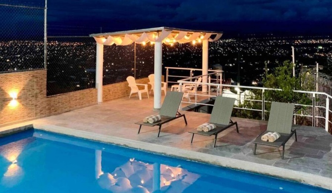 Casa en Cuernavaca con Vista Panorámica y Alberca Climatizada