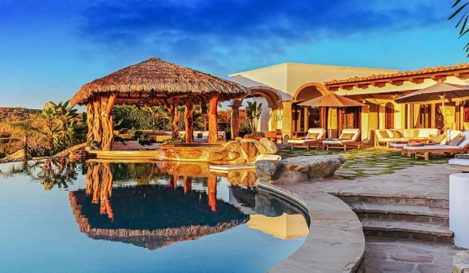 Tranquil Villa on a Golf Course with Open-Concept Living, Infinity Pool, & Jacuzzi