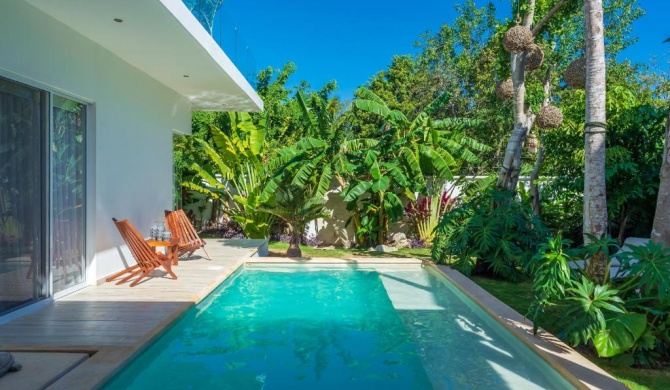 YAAKUNAH Dine Poolside at a Chic Paradise Villa in Tulum