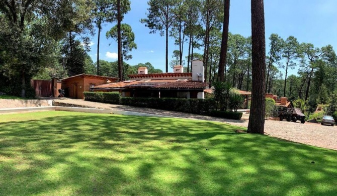 Casa familiar en el bosque dentro de Avándaro