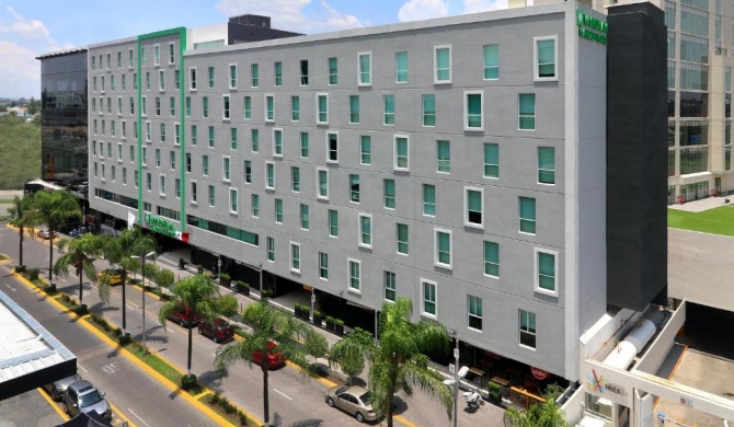 Wyndham Garden Guadalajara Acueducto