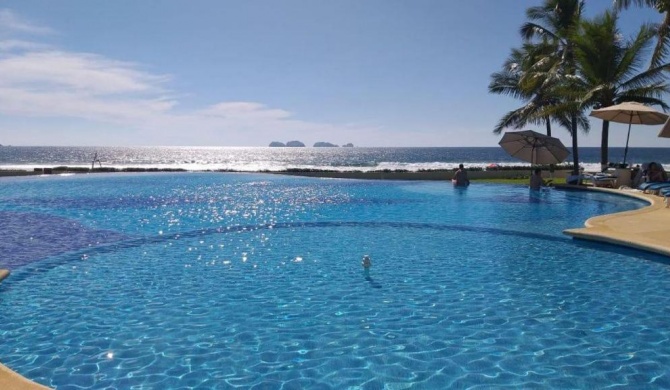 Beautiful beachfront home, infinity pool on spectacular Pacific Ocean bay.