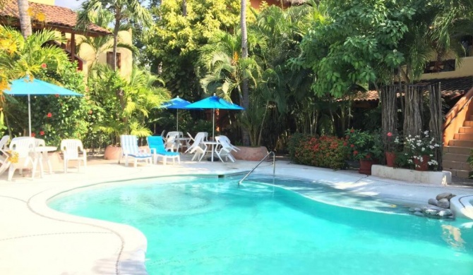 Newer & Roomy w/2 Pools. No Car Needed. Beaches, Restaurants & Shopping W/I walking distance. Taxis and buses abundant for reasonable price if needed