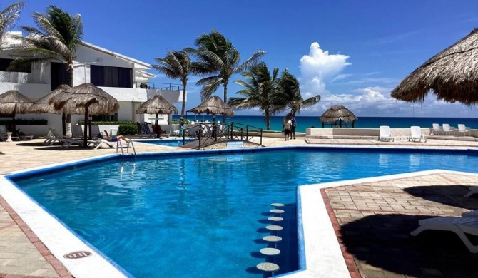 Condo Brisas, Oceanfront with pool and WiFi