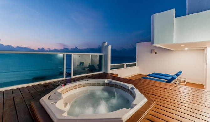 Stunning views beachfront Penthouse - With rooftop private jacuzzi - by LivIN Cancun