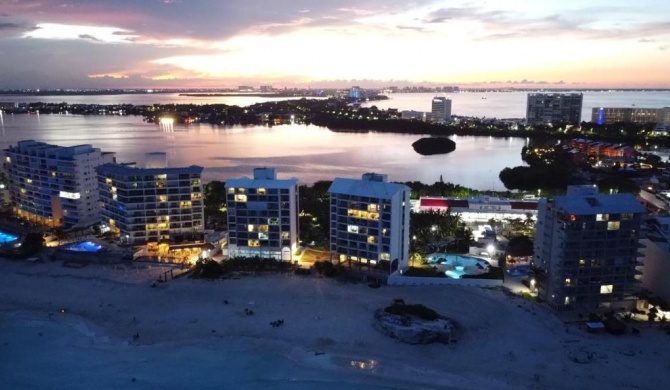 Beach Condo. Heart of The Hotel Zone, Cancun