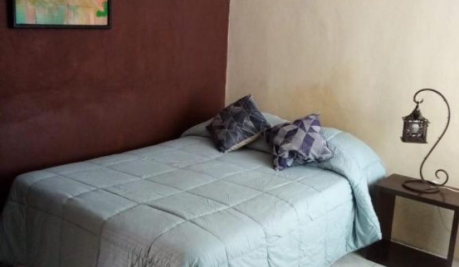 Departamento parte alta, A/A en dormitorio, bonito, comodo, amplio y con pequeño patio trasero