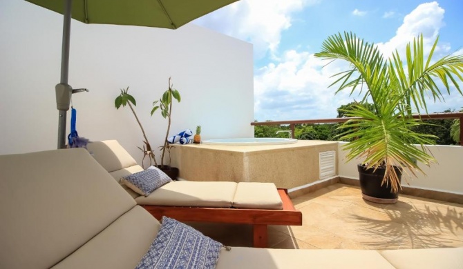 2Story Penthouse with Hot Tub Panoramic Jungle Views Charming Balcony in Bahia Principe