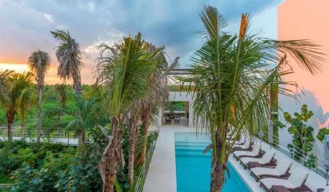 Serene Beachside Condo Pool Onsite Walk to Ocean