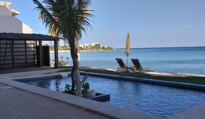 Deluxe New Beachfront Penthouse in Akumal