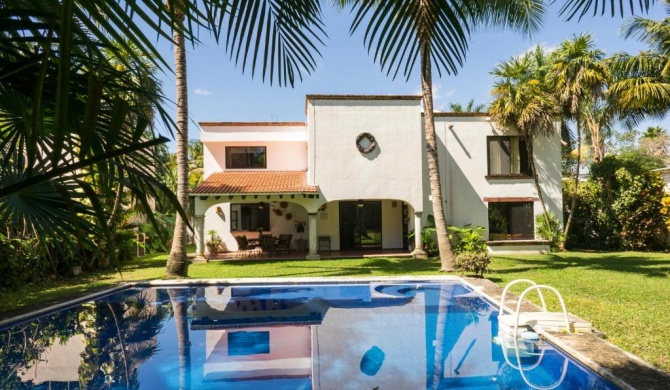 Private pool and garden - Near Cancun Airport - Great for big Families