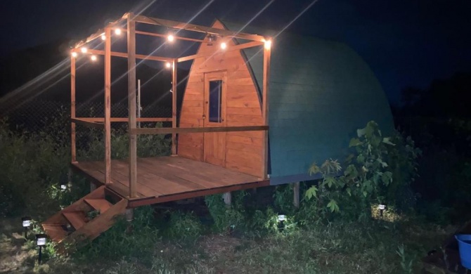 Cabaña romántica frente a las montañas